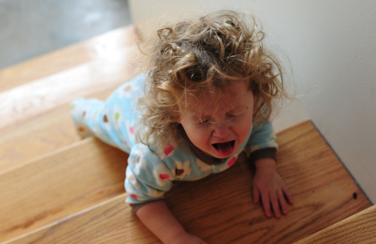 Toddler-crying-on-stairs